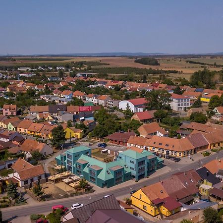 Hotel Zabcice Екстер'єр фото