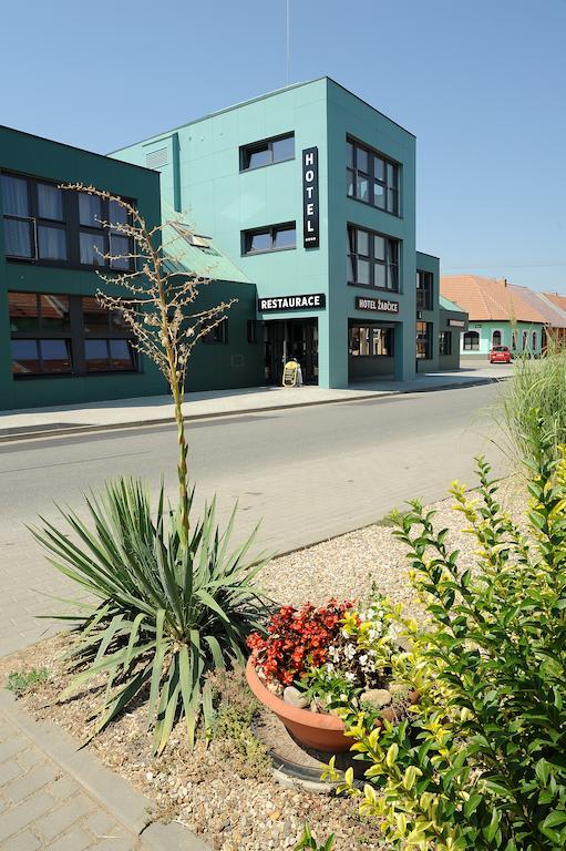 Hotel Zabcice Екстер'єр фото