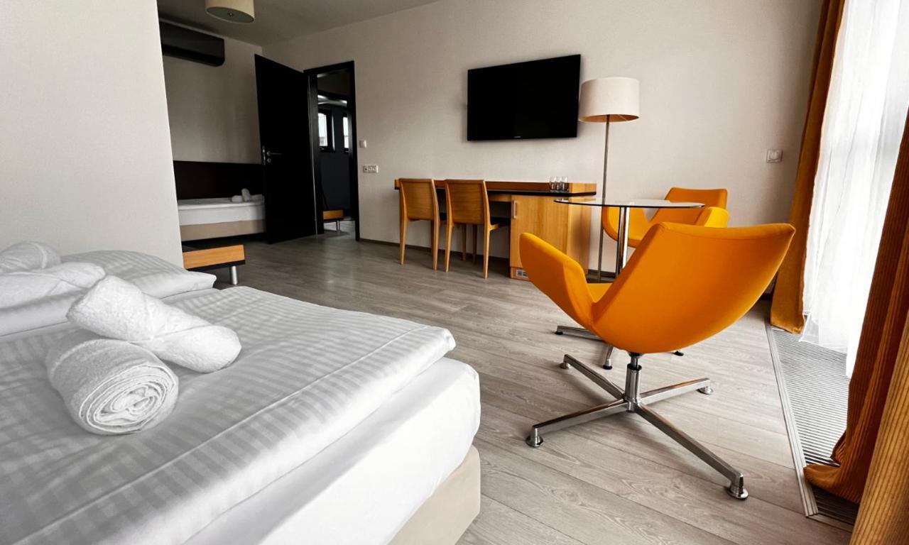 Hotel Zabcice Екстер'єр фото