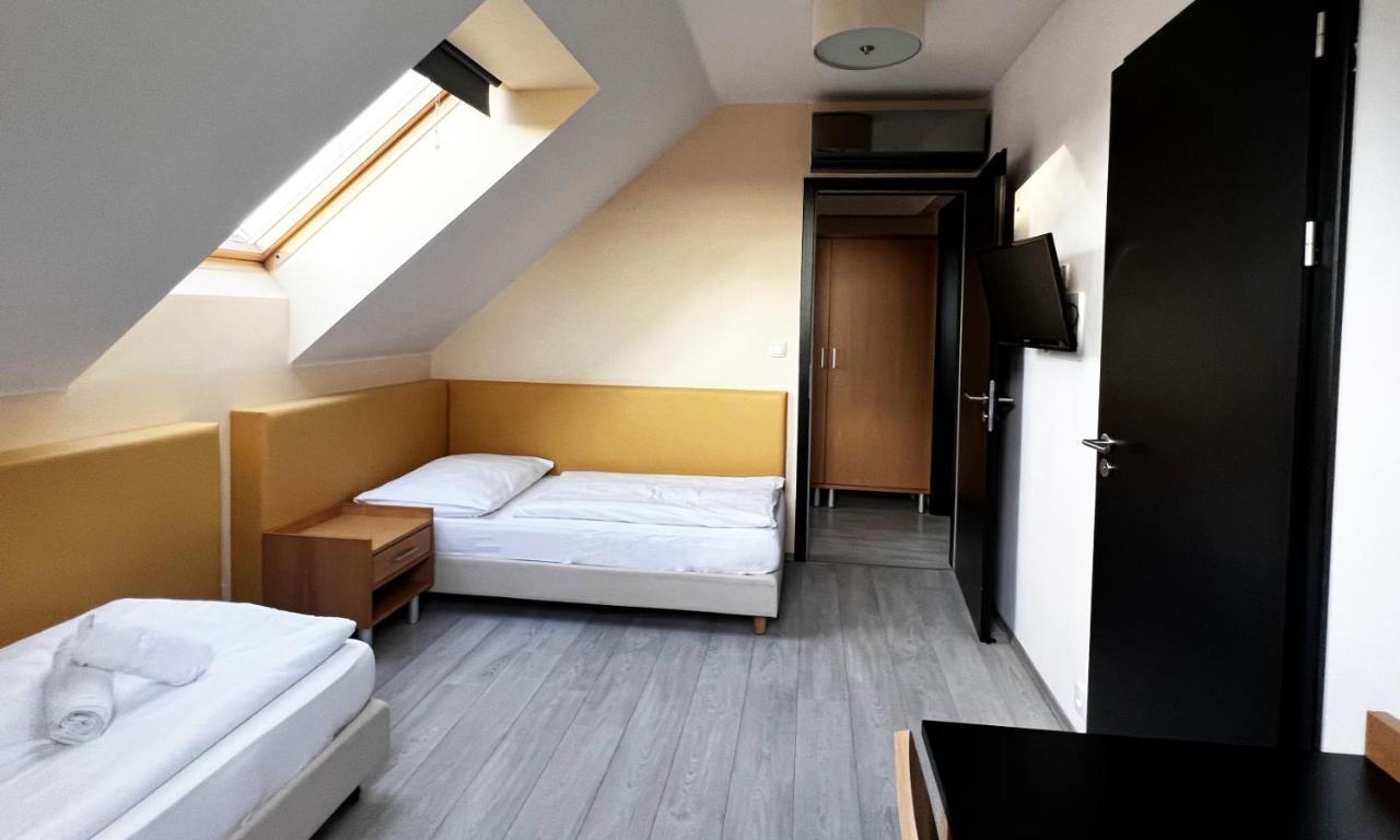 Hotel Zabcice Екстер'єр фото