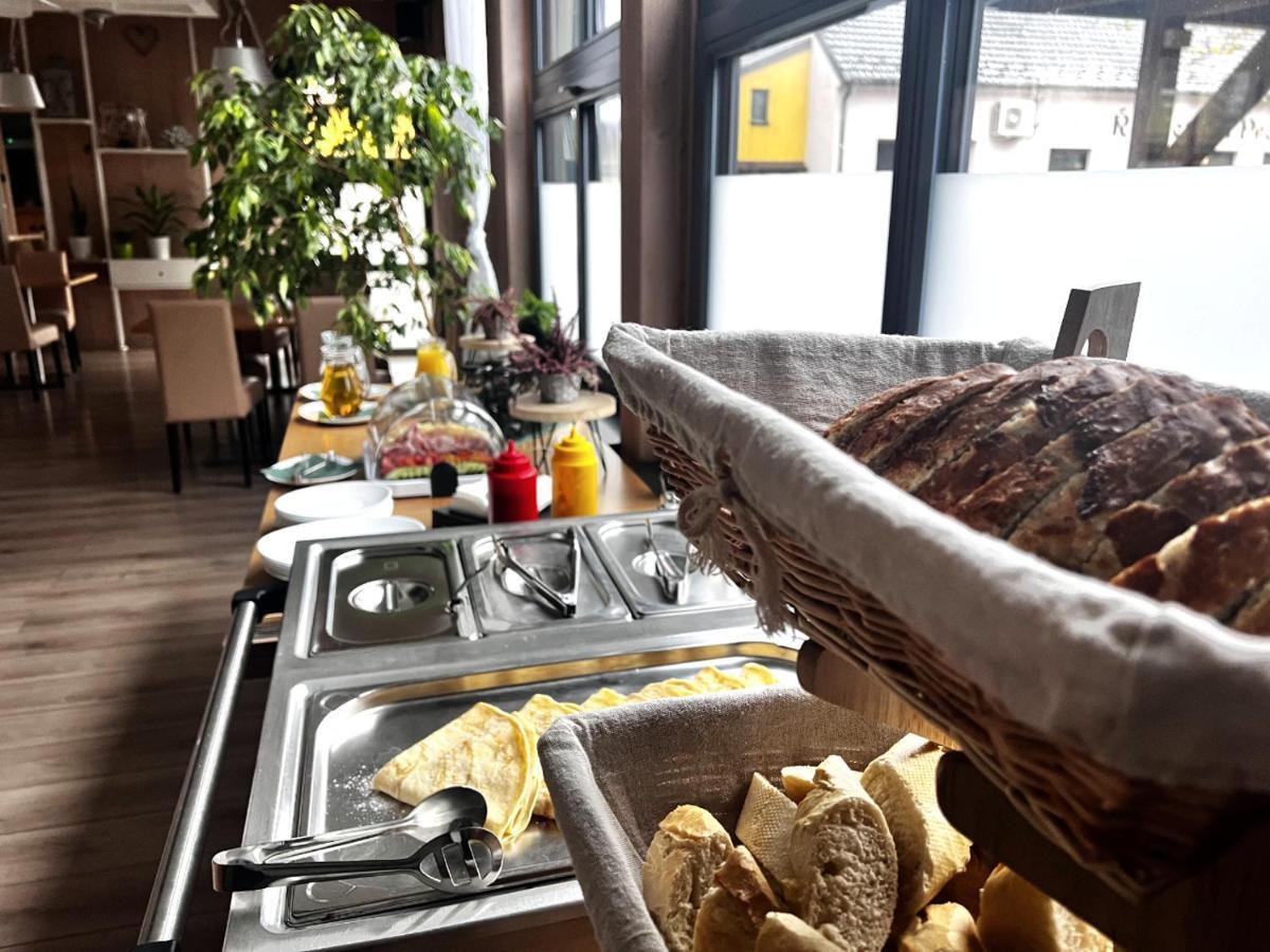 Hotel Zabcice Екстер'єр фото