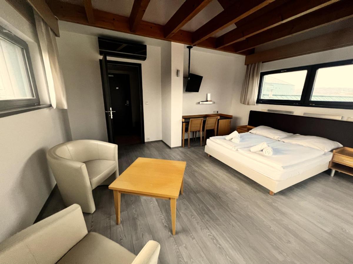 Hotel Zabcice Екстер'єр фото