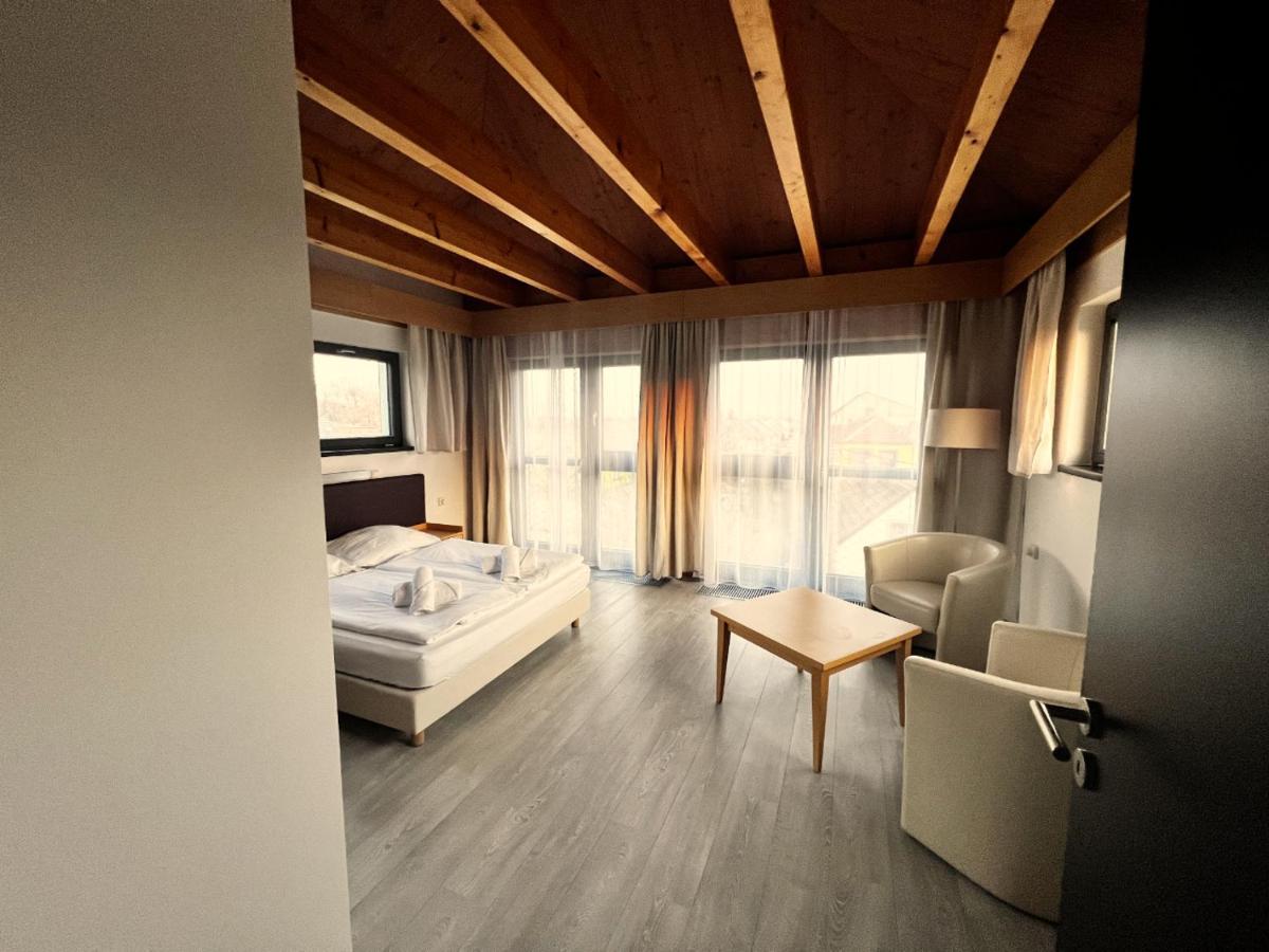 Hotel Zabcice Екстер'єр фото