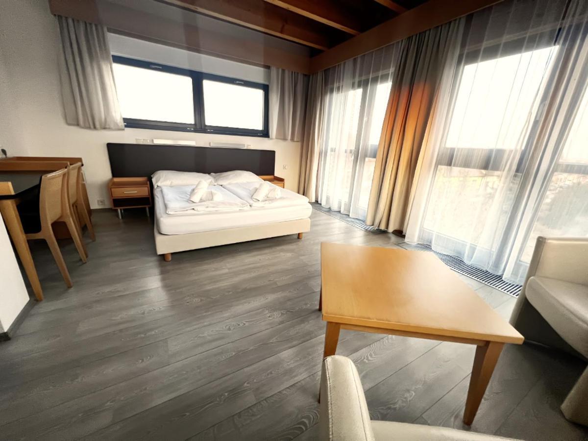 Hotel Zabcice Екстер'єр фото