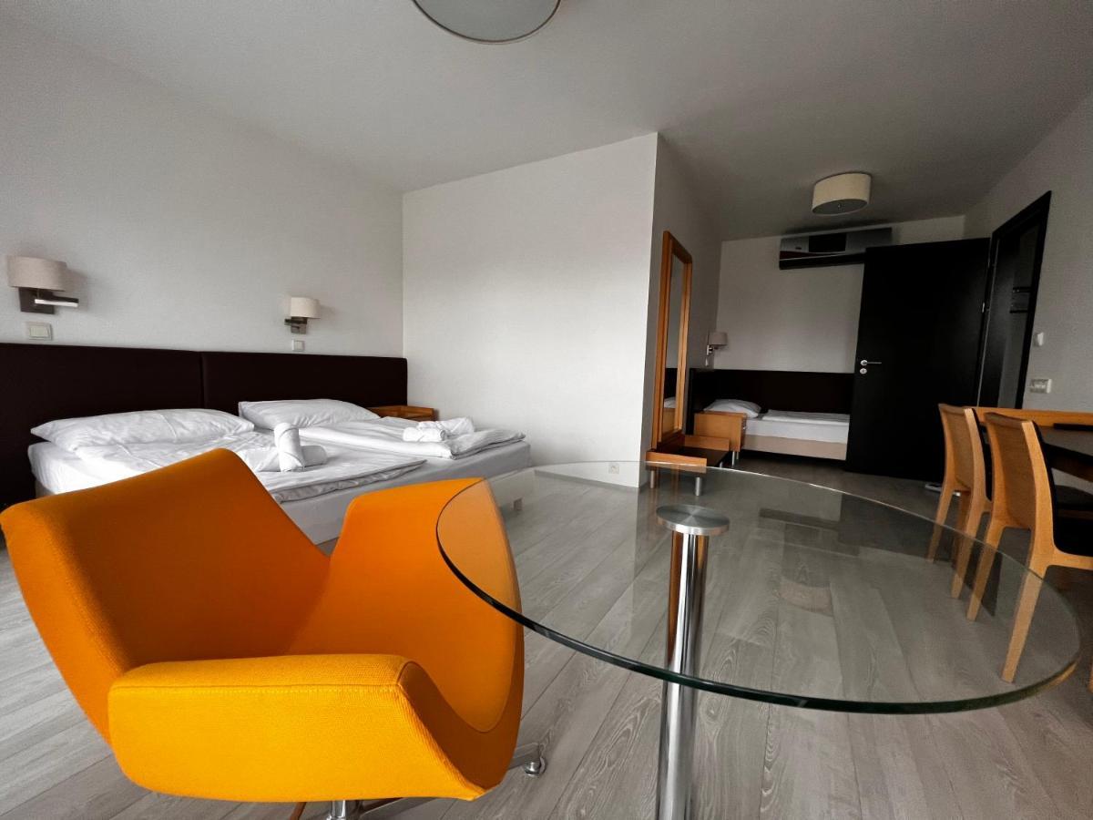 Hotel Zabcice Екстер'єр фото